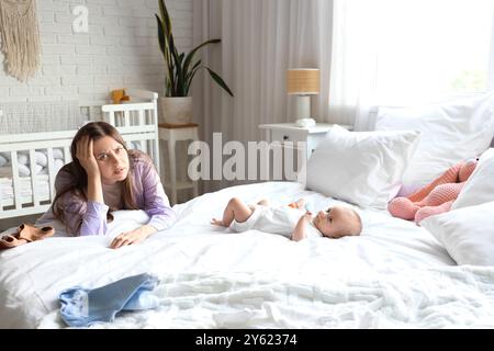 Junge Mutter mit postnataler Depression zu Hause Stockfoto