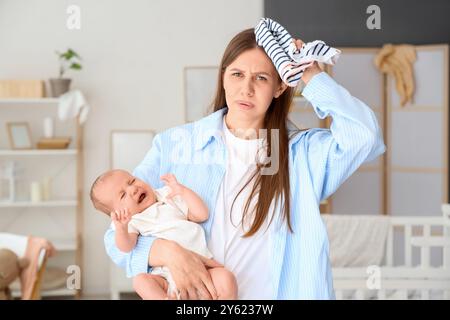 Junge Mutter mit postnataler Depression zu Hause Stockfoto