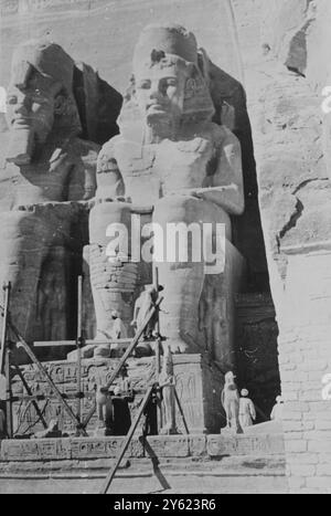 ARBEITER, DIE AM 10. JANUAR 1960 GERÜSTE VOR DEM BERÜHMTEN TEMPEL VON ABU-SIMBEL ERRICHTEN Stockfoto