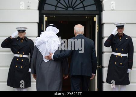 Washington DC, USA. September 2024. US-Präsident Joe Biden begrüßt den US-Präsidenten Sheikh Mohamed bin Zayed Al Nahyan aus den Vereinigten Arabischen Emiraten bei seiner Ankunft im Weißen Haus in Washington, DC, 23. September 2024.Credit: Chris Kleponis/CNP/MediaPunch Credit: MediaPunch Inc/Alamy Live News Stockfoto