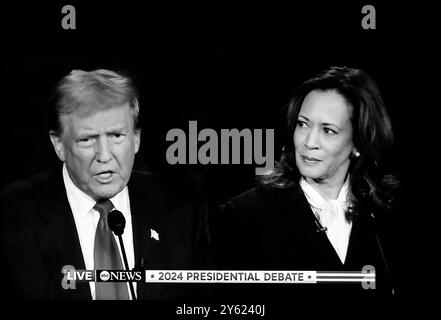 Ein Fernsehbild der Präsidentschaftsdebatte zwischen Donald Trump und Kamala Harris am 10. September 2024 wurde live auf ABC-TV ausgestrahlt. Stockfoto