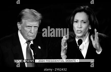 Ein Fernsehbild der Präsidentschaftsdebatte zwischen Donald Trump und Kamala Harris am 10. September 2024 wurde live auf ABC-TV ausgestrahlt. Stockfoto