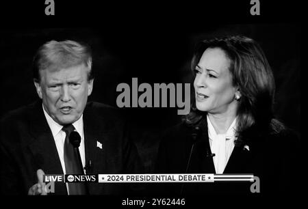 Ein Fernsehbild der Präsidentschaftsdebatte zwischen Donald Trump und Kamala Harris am 10. September 2024 wurde live auf ABC-TV ausgestrahlt. Stockfoto