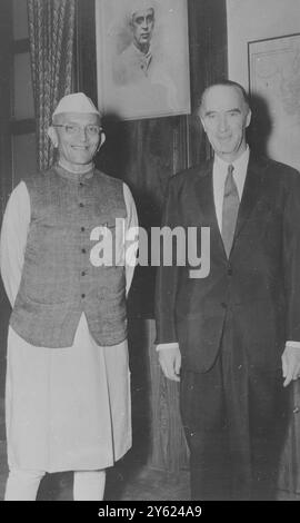 ALFRIED KRUPP VON BOHLEN UND HALBACK MIT DEM INDISCHEN FINANZMINISTER SHRI MORARJI DESAI AM 8. JANUAR 1960 Stockfoto