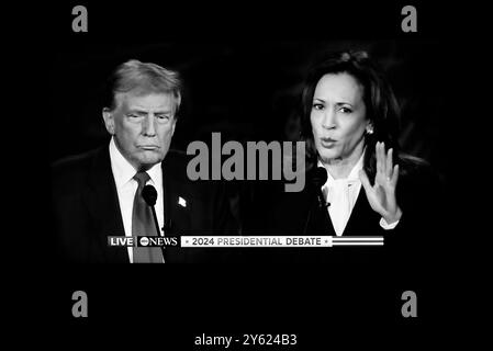 Ein Fernsehbild der Präsidentschaftsdebatte zwischen Donald Trump und Kamala Harris am 10. September 2024 wurde live auf ABC-TV ausgestrahlt. Stockfoto