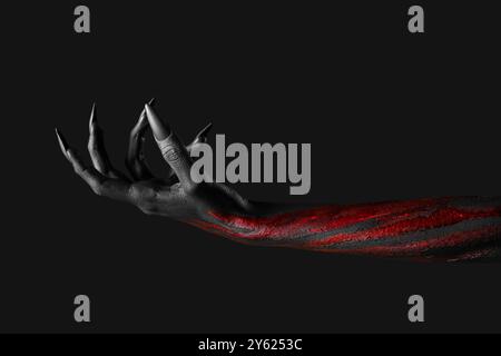 Blutige Hexenhand mit Krallen auf schwarzem Hintergrund. Halloween-Feier Stockfoto