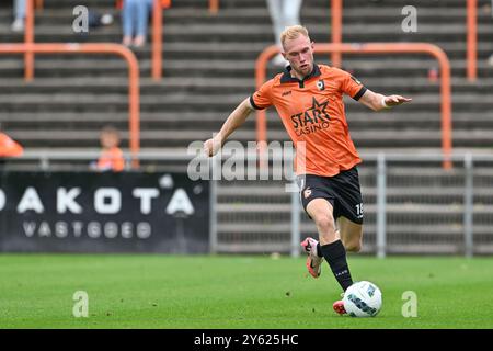 Deinze, Belgien. September 2024. Jellert Van Landschoot (18) von KMSK Deinze, dargestellt während eines Fußballspiels zwischen KMSK Deinze und Club Brugge NXT am 5. Spieltag der Challenger Pro League 2024-2025, am Montag, den 22. September 2024 in Deinze, Belgien. Quelle: Sportpix/Alamy Live News Stockfoto