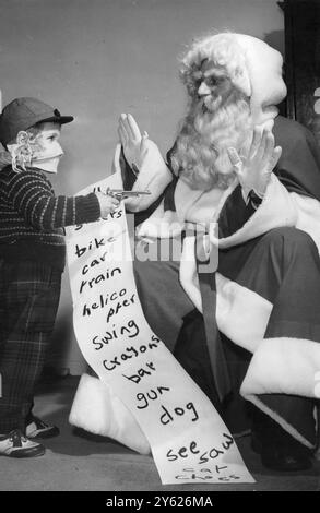 Der dreijährige Martin Shaw aus Swinton ist fest entschlossen, alles zu bekommen, was er will, als er im dritten Stock eines Manchesters einen Zwischenfall inszeniert und seine Liste der Anforderungen dem Weihnachtsmann am Gun Point vorstellt. - 14. Dezember 1959 Stockfoto