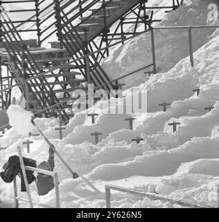 Skifahrer Cemetarys? Dies ist vielleicht der Friedhof einiger der aufstrebenden Wintersportler in den kommenden Tagen , aber Kreuze sind etwas verfrüht . Der Arbeiter im Schnee an diesem Standort in der Nähe von Grenoble beginnt mit dem Bau eines speziellen Prismens, das den offiziellen Stand bilden wird, an dem Präsident Charles de Gaulle voraussichtlich einige der alpinen Ereignisse beim kommenden Winterspiel am 18. Oktober 1968 beobachten wird Stockfoto