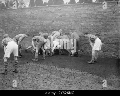 Eton College, Buckinghamshire, während des jährlichen Wall Game zwischen Collegers und Oppidans zur Feier der St ein Tor geschossen WÜRDE. Andrew's Day es wäre ein historisches Ereignis. Bisher wurden in diesem 200 Jahre alten Spiel, bei dem brutale Gewalt gewinnt, seit 38 Jahren keine Tore erzielt, obwohl kein Grund absichtlich einen Gegner schlagen, erwürgen, ersticken oder auf ihn springen darf . Die Hauptidee besteht darin, die Gegner unten zu halten, da niemand den Ball spielen muss, solange er unten ist . Ein schüchterner ( 1 Punkt) wird durch Anheben des bewertet Stockfoto