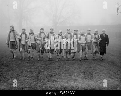 Eton College, Buckinghamshire, während des jährlichen Wall Game zwischen Collegers und Oppidans zur Feier der St ein Tor geschossen WÜRDE. Andrew's Day es wäre ein historisches Ereignis. Bisher wurden in diesem 200 Jahre alten Spiel, bei dem brutale Gewalt gewinnt, seit 38 Jahren keine Tore erzielt, obwohl kein Grund absichtlich einen Gegner schlagen, erwürgen, ersticken oder auf ihn springen darf . Die Hauptidee besteht darin, die Gegner unten zu halten, da niemand den Ball spielen muss, solange er unten ist . Ein schüchterner ( 1 Punkt) wird durch Anheben des bewertet Stockfoto