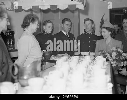 Der neue Chevrons Club am Dorset Square, gegründet für heutige und ehemalige Unteroffiziere der Streitkräfte, wurde heute Nachmittag von Ihrer Königlichen Hoheit Prinzessin Elizabeth offiziell eröffnet. Nach der Eröffnungszeremonie nahm die Prinzessin Tee mit dem Vorsitzenden des Clubs, Edward Terrell, Rekorder von Newbury und Service Chiefs. 3. Februar 1948 Stockfoto