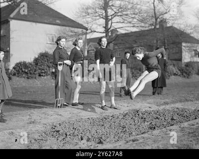 Mitcham, das für die bevorstehenden Olympischen Spiele ausgebildet wird, ist auf dem News of the World Sports Ground beschäftigt und sind Mädchen aus allen Bereichen des Lebens, von Bankbeamten bis zu Hausfrauen. Sie stehen unter dem wachsamen Auge von Mrs. M. Cornell, Trägerin der britischen Langsprungrekord und offizieller Olympiasieger. 25. Januar 1948 Stockfoto