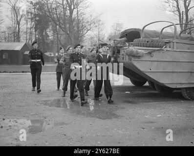 Combined Operations, die eine entscheidende Rolle bei allen letzten siegreichen Feldzügen des jüngsten Krieges spielte und gelernt wurde, Mitglieder aller Zweige der Dienste an der Combined Operation School in Remington, North Devon, zu präsentieren. Männer der Marine, der Armee, der Marine und der Luftwaffe, alle unter Anleitung in allen Auswirkungen des amphibischen Angriffs. Das Bild zeigt: Der Grad der "Kombinierten Operationen" in Fremington wird durch die Garde veranschaulicht, die heute wegmarschiert. Alle Dienste sind vertreten, und Fremington ist die einzige Einrichtung, in der eine solche Wache aufgestellt wird. 24. Januar 1948 Stockfoto