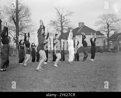 Mitcham, das für die bevorstehenden Olympischen Spiele ausgebildet wird, ist auf dem News of the World Sports Ground beschäftigt und sind Mädchen aus allen Bereichen des Lebens, von Bankbeamten bis zu Hausfrauen. Sie stehen unter dem wachsamen Auge von Mrs. M. Cornell, Trägerin der britischen Langsprungrekord und offizieller Olympiasieger. 25. Januar 1948 Stockfoto