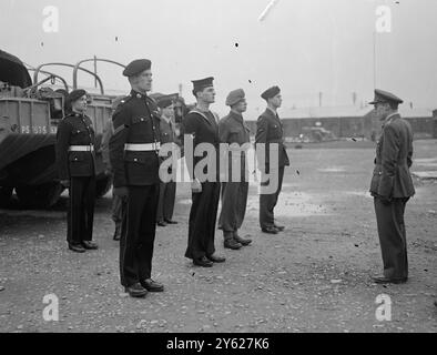 Combined Operations, die eine entscheidende Rolle bei allen letzten siegreichen Feldzügen des jüngsten Krieges spielte und gelernt wurde, Mitglieder aller Zweige der Dienste an der Combined Operation School in Remington, North Devon, zu präsentieren. Männer der Marine, der Armee, der Marine und der Luftwaffe, alle unter Anleitung in allen Auswirkungen des amphibischen Angriffs. 24. Januar 1948 Stockfoto