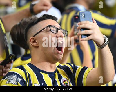 ISTANBUL: Fenerbahce-Unterstützer beim türkischen Superlig-Spiel zwischen Fenerbahce AS und Galatasaray SK im Ulker-Stadion am 21. September 2024 in Istanbul. ANP | Hollandse Hoogte | Gerrit van Keulen Stockfoto