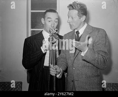 Filmstar Danny Kaye kam heute in die Teddington Studios, um die Wiedereröffnungszeremonie durchzuführen. Die Studios wurden nach dem Bombenanschlag im Juli 1944, als Ergebnis der Bemühungen von Jack L. Warner von Warner Bros., wieder aufgebaut Pictures Ltd Das Bild zeigt: Danny Kaye (rechts) mit Claude Hulbert. Stockfoto