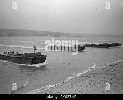 Combined Operations, die eine entscheidende Rolle bei allen letzten siegreichen Feldzügen des jüngsten Krieges spielte und gelernt wurde, Mitglieder aller Zweige der Dienste an der Combined Operation School in Remington, North Devon, zu präsentieren. Männer der Marine, der Armee, der Marine und der Luftwaffe, alle unter Anleitung in allen Auswirkungen des amphibischen Angriffs. Das Bild zeigt: Ein Beachgepanzertes Bergungsfahrzeug im Wasser eines Panzerlandefahrzeugs während Übungen, die von der Combined Operations School in Fremington durchgeführt wurden. 24. Januar 1948 Stockfoto