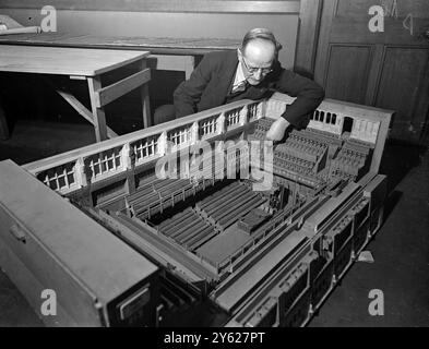 Ein Modell des neuen House of Commons, entworfen von Sir Giles Gilbert Scott, um sich an der Stelle zu erheben, an der die ehemalige Kammer vor der Zerstörung durch die Luftwaffe stand, war heute Morgen im House of Parliament zu sehen. Die neue Kammer wird aus dem berühmten Clipsham-Stein gefertigt, der in Honeywell, Lincolnshire, abgebaut wird. Viele der historischen Gebäude Großbritanniens haben Mauern aus Clipsham-Stein, darunter Windsor Castle. Das Bild zeigt: Mr. C.J. Greenway, Superintendent of Works, Houses of Parliament, mit dem Modell des Innenraums des neuen House of Commons, das nach dem Plan von Sir Giles Gil gebaut werden soll Stockfoto