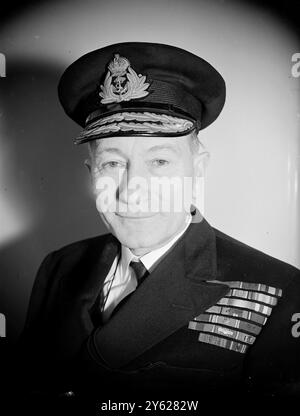 Der König genehmigte die Beförderung von AdML Sir John H.D. Cunningham, First Sea Lord, zum Admiral der Flotte. Sir John, der seit Juni 1946 erster Sea Lord ist, ist ein kurzer, robuster Schotte. In der Zeit von 1941 bis 43 war er für die Versorgung und Wartung der alliierten Streitkräfte in Nordamerika verantwortlich. Als Mittelmeer-C-in-C plante und führte er als SEAL und Südfrankreich Landungen aus. 23. Januar 1948 Stockfoto