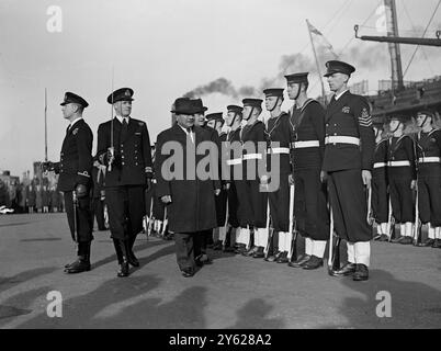 Der neue Anglo-Irak-Vertrag, der in London ausgehandelt wurde, um den Bündnisvertrag von 1930 zu ersetzen, wurde heute in Portsmouth als Civic Centre unterzeichnet. Der Pakt - der sich hauptsächlich um die Klauseln dreht, unter denen die R.A.F.-Basen im Irak unterhalten werden - wurde von Saleh Jabr, dem Premierminister des Irak und für Großbritannien von Außenminister Ernest Bevin unterzeichnet. Nach der Unterzeichnung nahmen beide Parteien ein Mittagessen zusammen an Bord des berühmten Flaggschiffs von Lord Nelson, H.M.S. Victory, ein. Das Bild zeigt: Der irakische Premierminister inspiziert die Marinegarde, nahe dem „Sieg“ in Portsmouth nach dem Tag Stockfoto