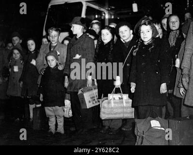 35 ausgestellte Kinder aus Deutschland kamen an der Liverpool Street Station an, um einen 4- bis 6-jährigen Aufenthalt in diesem Land zu beginnen, unter der Schirmherrschaft des National Children's Home and Waisenhaus of Highbury Park, London. Die Kinder sind die ersten einer hundertköpfigen Gruppe, die ins Waisenhaus in Alverstoke, Hants, gehen wird, um ein neues Leben in Großbritannien zu beginnen. Sie werden schließlich nach Deutschland zurückkehren, um beim Wiederaufbau der kriegszerstörten Jugend des Landes zu helfen. 11. Januar 1948 Stockfoto