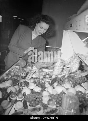 Die Ausstellung Hotel, Restaurant und Catering, die heute in Olympia von Harold Wilson, Präsident des Board of Trade, eröffnet wurde, zeigt viele Vorteile bei der Zubereitung von Speisen, die durch die Einführung der Wissenschaft in der Küche hervorgerufen wurden. Neue Elektrogeräte und die Einführung von Tiefkühlgerichten aus Amerika sind Merkmale der Ausstellung. Foto zeigt: Miss Helen Flaxman bewundert die Ausstellung von Milchgemüse und Obst, die heute auf der Hotel-, Restaurant- und Catering-Ausstellung im Olympia gezeigt wird. 16. Januar 1948 Stockfoto