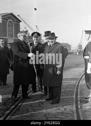 Der neue Anglo-Irak-Vertrag, der in London ausgehandelt wurde, um den Bündnisvertrag von 1930 zu ersetzen, wurde heute in Portsmouth als Civic Centre unterzeichnet. Der Pakt - der sich hauptsächlich um die Klauseln dreht, unter denen die R.A.F.-Basen im Irak unterhalten werden - wurde von Saleh Jabr, dem Premierminister des Irak und für Großbritannien von Außenminister Ernest Bevin unterzeichnet. Nach der Unterzeichnung nahmen beide Parteien ein Mittagessen zusammen an Bord des berühmten Flaggschiffs von Lord Nelson, H.M.S. Victory, ein. Das Bild zeigt: "Den großen Stock schütteln" - der Premierminister des Irak und der britische Außenminister Ernest Bevin Stockfoto