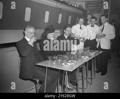 Die Ausstellung Hotel, Restaurant und Catering, die heute in Olympia von Harold Wilson, Präsident des Board of Trade, eröffnet wurde, zeigt viele Vorteile bei der Zubereitung von Speisen, die durch die Einführung der Wissenschaft in der Küche hervorgerufen wurden. 300 Teilnehmer aus Ländern wie den USA, Frankreich, Südamerika, Spanien, Hawaii, die Tschechoslowakei und Australien wetteiferten sich in einem internationalen Wettbewerb um den besten Cocktail der Welt. Fotoshows: „Jurging the Juice“ - Cocktailrichter probieren die Beiträge der Ausstellung heute aus. Von links nach rechts – Herr H.W.Fleming, Frau Zara Bruce und Herr Jo Stockfoto