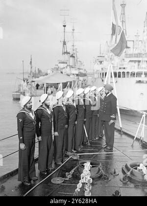 Indische Marineoffiziere und Offiziere, die den Kreuzer H.M.S. Achilles für die Royal Indian Navy übernehmen sollen, kamen in Portsmouth in den Sloops H.M.I.S. Kisna und H.M.I.S. Cauvery an. Die Schiffsgesellschaften werden Kurse in R.N.-Einrichtungen absolvieren, bevor sie H.M.I.S. Achilles in Betrieb nehmen. Foto zeigt: 'Indian Inspection' - so klug wie die anderen Mitglieder der Royal Navy, werden diese Mitglieder der Besatzung von H.M.I.S. Kristna von einem Sikh-Offizier an Bord seines Schiffes in Portsmouth inspiziert. 16. Januar 1948 Stockfoto