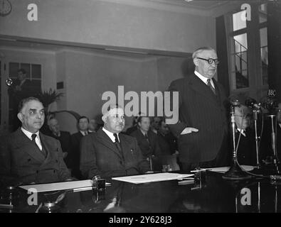 Der neue Anglo-Irak-Vertrag, der in London ausgehandelt wurde, um den Bündnisvertrag von 1930 zu ersetzen, wurde heute in Portsmouth als Civic Centre unterzeichnet. Der Pakt - der sich hauptsächlich um die Klauseln dreht, unter denen die R.A.F.-Basen im Irak unterhalten werden - wurde von Saleh Jabr, dem Premierminister des Irak und für Großbritannien von Außenminister Ernest Bevin unterzeichnet. Nach der Unterzeichnung nahmen beide Parteien ein Mittagessen zusammen an Bord des berühmten Flaggschiffs von Lord Nelson, H.M.S. Victory, ein. 15. Januar 1948 Stockfoto