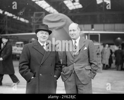 Die größten Flugboote, die jemals in Großbritannien gebaut wurden, nehmen langsam Gestalt an in der Fabrik Cowes, IOW von Saunders-Roe, Ltd Das 100-Sitzer-Flugzeug, von dem drei im Bau sind, ist die S.R.45. Jeder hat ein Gesamtgewicht von mehr als 130 Tonnen und ist 150 Fuß lang. Anfang der 1950er-Jahre sollen diese Schiffe einen 300mph-Luxusservice über den Nordatlantik bieten. Die drei Flugboote haben bereits etwa eine Viertelmillion Pfund gekostet, und obwohl angesichts der kürzlich angekündigten BOAC l Bedenken hinsichtlich der Zukunft geäußert wurden Stockfoto