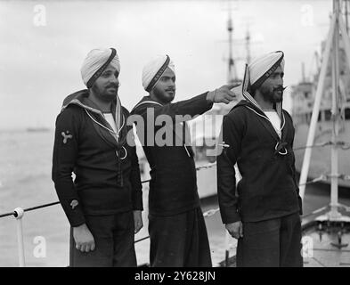 Indische Marineoffiziere und Offiziere, die den Kreuzer H.M.S. Achilles für die Royal Indian Navy übernehmen sollen, kamen in Portsmouth in den Sloops H.M.I.S. Kisna und H.M.I.S. Cauvery an. Die Schiffsgesellschaften werden Kurse in R.N.-Einrichtungen absolvieren, bevor sie H.M.I.S. Achilles in Betrieb nehmen. Foto zeigt: Drei typische Bewertungen der Sloop H.M.I.S. Kristna, die auf ihrem Schiff in Portsmouth abgebildet sind. Die Bewertung auf der linken Seite ist ein qualifizierter Marinetaucher. 16. Januar 1948 Stockfoto