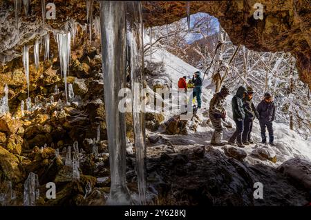 Wanderer im Schnee vor der Otaki „gefrorenen Bambushöhle“ in den Wäldern von Hokkaido, Nordjapan Stockfoto