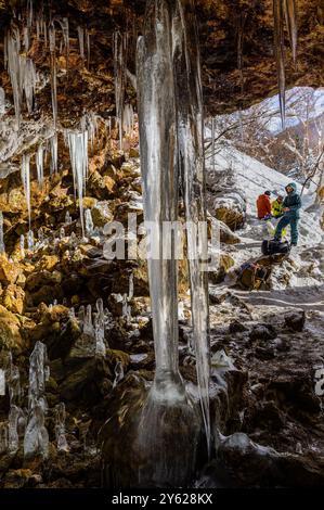 Wanderer im Schnee vor der Otaki „gefrorenen Bambushöhle“ in den Wäldern von Hokkaido, Nordjapan Stockfoto