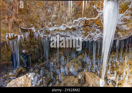 Wanderer in der Otaki „gefrorenen Bambushöhle“ in den Wäldern von Hokkaido, Nordjapan Stockfoto