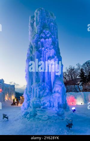 Beleuchtete Eissäulen am Shikotsu-See in Hokkaido, Japan Stockfoto