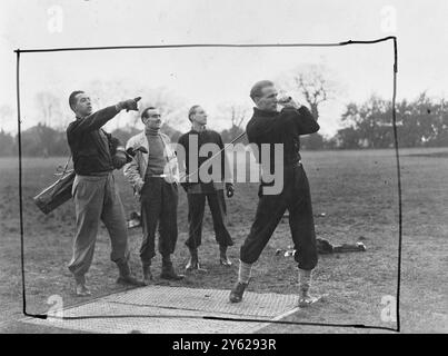 Im Training für den bevorstehenden F.A. Cup mit Newcastle United gingen die Mitglieder des Charlton Athletic Teams heute auf den Verbindungen in Shooters Hill, Kent. Das Bild zeigt: Hurst schwingt einen lustvollen Club, der nächsten Samstag den Mittelstürmer besetzt, um seinen „Club“ zum Sieg zu bringen. Er sieht ihn von links nach rechts, Shreeve, Campbell und Bicknell heute auf den Links. 7. Januar 1948 Stockfoto