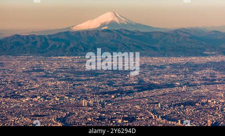 Aus der Vogelperspektive auf die Metropolregion Tokio und den schneebedeckten Fuji bei Sonnenaufgang Stockfoto