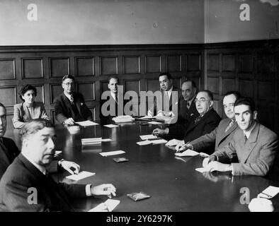 Eine Gruppe von Journalisten aus Portugal besuchte Großbritannien, um die Erholung Großbritanniens nach dem Krieg zu studieren, nahm an einer Konferenz im Board of Trade in der Matthew Parker Street in London Teil, wo sie eine Umfrage über die Handelsposition Großbritanniens erhielten. Das Bild zeigt: Die Konferenz wird heute Morgen im Board of Trade Offices durchgeführt. An der Spitze des Tisches (links) steht Herr R.K. Bacon von der Abteilung für Übersee-Information, der den Vorsitz übernahm. 19. September 1946 Stockfoto