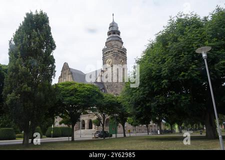 Das neobarocke Rathaus wurde vom 11. Mai 1912 bis zum 25. Juni 1914 gebaut. Der Entwurf des Stadtbaurats Friede Everhard Bruns 1860C1944 wurde von dem damals beim Stadtbauamt angestellten, später in Schwerin tätigen Architekten Heinrich Mußfeldt 1882C1958 in allen Details ausgearbeitet. Die Baukosten einschließlich Gestaltung des Umfelds betrugen ca. 600,000 Mark. Das Gebäude hat eine fast quadratische Grundfläche von 44 m mal 43 m. die Flächen der Hauptschauseiten sind mit Tuffstein verblendet, die gliedernden Schmuckelemente wurden aus Sandstein gearbeitet. Die übrigen Fassaden zeigen Stockfoto