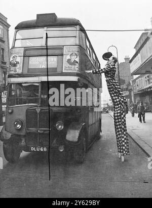 Der Fahrer dieses Busses wird eine „große“ Geschichte haben, um seinen Freunden aus der Garage zu erzählen, nachdem der Clown Smiler Foster vom New World Circus von Billy Smart im Bundesstaat Gaumont, Kilburn, beim Einsteigen in das Fahrzeug erfolgreich war. 22. Dezember 1947 Stockfoto