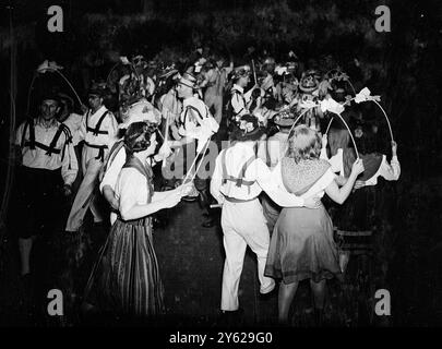 Nach neun Jahren wurde das Winterfestival der English Folk Dance and Song Society heute Abend in der Royal Albert Hall wiederbelebt. Traditionelle Tänze aus ganz Großbritannien sowie aus Frankreich und den USA wurden von Tänzern in einheimischer Tracht aufgeführt. - Das Bild zeigt: Eine allgemeine Ansicht der Szene in der Albert Hall heute Abend, als Mitglieder des English Folk Dancing Society Teams einen der traditionellen alten englischen Volkstänze vorführen. - 3. Januar 1948 Stockfoto