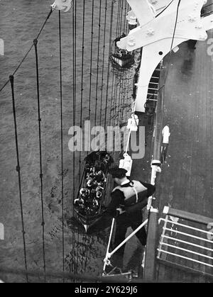 Kurz vor dem Ende ihrer jährlichen Umrüstung in Southampton und der Vorbereitung, ihre Dollarverdiener-Fahrt nach New York fortzusetzen, ließ der riesige Cunard White Star-Liner 'Queen Elizabeth' heute ihre leistungsstarken motorgetriebenen Rettungsboote testen. Unter den Augen von Amtsträgern des Board of Trade wurden die fast unsinkbaren Boote von der 'Q. E's Crew mit geübter Effizienz. Das Bild zeigt: Ein seetüchtiges Bild entsteht durch die Linie der Rettungsboote, die von der Seite des größten Schiffes der Welt abgesenkt werden. 2. Januar 1948 Stockfoto