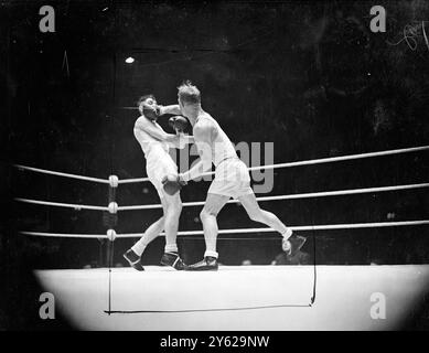 Obwohl Großbritannien das Amateurboxspiel mit Dänemark im Wembley Empire Pool mit einem 5:3-Sieg gewann, zeigten die dänischen Boxer am Abend eine gute Präsentation von Ringbooten. Dänemark gewann das Fliegengewicht und die Federgewichte sowie die Weltergewichtskämpfe, während die Heimmannschaft den Rest der Karte absetzte. Das Bild zeigt: Britains R. Agland nimmt das Recht auf das Unentschieden von dem Dänemarks G. Andreassen, den er im abendlichen Mittelgewichtstreit punktuell besiegt hat. 27. November 1947 Stockfoto