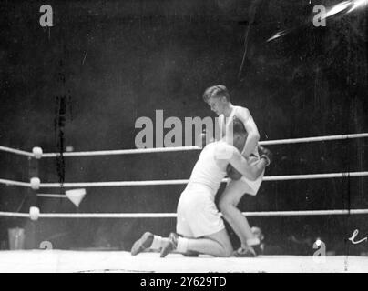 Obwohl Großbritannien das Amateurboxspiel mit Dänemark im Wembley Empire Pool mit einem 5:3-Sieg gewann, zeigten die dänischen Boxer am Abend eine gute Präsentation von Ringbooten. Dänemark gewann das Fliegengewicht und die Federgewichte sowie die Weltergewichtskämpfe, während die Heimmannschaft den Rest der Karte absetzte. Das Bild zeigt: 'Dreamland' - Dänemarks E.. Jensen hat einen Schlag von Lt. CPL. D.E.Scott, der im Leichtgewicht-Wettbewerb mit Punkten gewonnen hat. 27. November 1947 Stockfoto