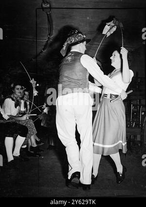 Nach neun Jahren wurde das Winterfestival der English Folk Dance and Song Society heute Abend in der Royal Albert Hall wiederbelebt. Traditionelle Tänze aus ganz Großbritannien sowie aus Frankreich und den USA wurden von Tänzern in einheimischer Tracht aufgeführt. - Das Bild zeigt: "Verstopfte Fußstapfen" Miss Jean Killick und Mr. G.S. Furnivall von der English Folk Dancing Society spielen heute Abend eine Drehschwinge während der schwulen "Winster Gallop" in der Albert Hall. - 3. Januar 1948 Stockfoto