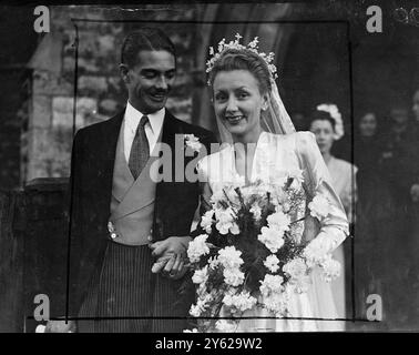 Ein Mädchen, das 6000 Meilen von Venezuela entfernt war, um in der Kirche zu heiraten, in der ihre Eltern verheiratet waren und in der sie selbst getauft wurde, war heute die Braut in der St. John's Church in Watford. Sie ist Miss Gwendolyn Elizabeth Weitzel, die mit Mr. Douglas G. verheiratet ist. Crew, ebenfalls aus Venezuela. Später fahren Braut und Bräutigam nach Malaya. Die Eltern der Braut und ihre Brautjungfer Miss Le Bas kamen mit ihr zur Hochzeit. 30. Dezember 1947 Stockfoto