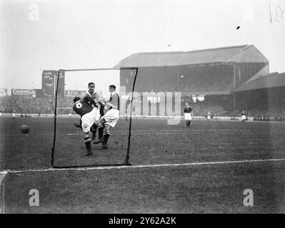 Chelsea war heute Nachmittag bei Manchester United auf der Stamford Bridge zu Hause. Foto zeigt: Tommy Walker, das Chelsea innen rechts, wird effektiv von Cockburn (Nr. 6), der Manchester United linke Hälfte, während des Spiels an der Stamford Bridge gestoppt. 29. November 1947 Stockfoto